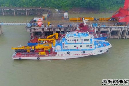  同方江新建造我国首艘大型水上应急救援工程船试航,
