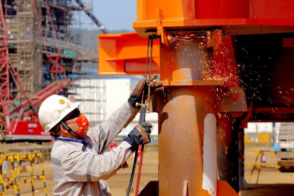 渤海油田最重平台组块在海油工程青岛场地完成主体结构封顶