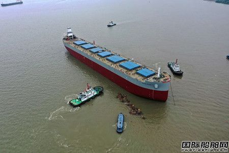新韩通一艘82000吨散货船顺利下水