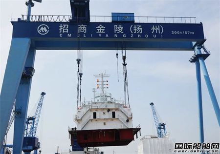 扬州金陵7990吨不锈钢化学品船上建成功吊装,