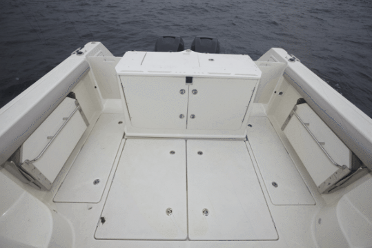 拥有豪华游艇配置的多功能钓鱼艇「QUICKSILVER PH905」