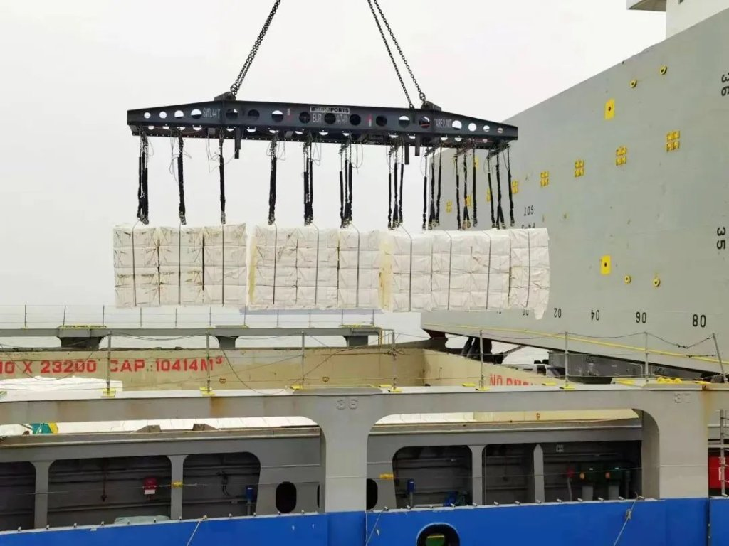 中远海运3船2天同一港口卸载5万吨纸浆
