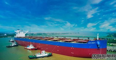 扬州中远海运重工一艘21万吨散货船顺利出坞