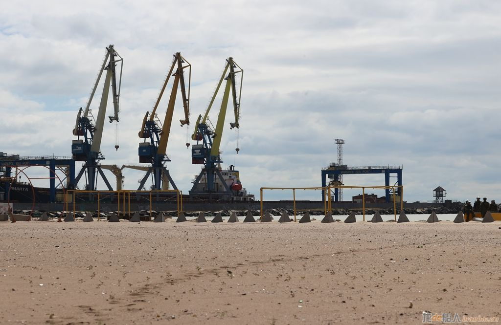 马里乌波尔港口恢复通行
