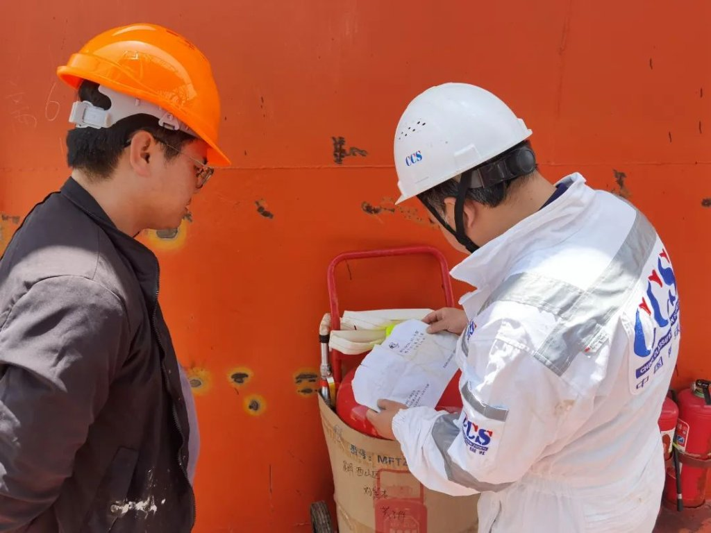 云南省首艘LNG＋电池动力新能源蓝藻打捞船完工