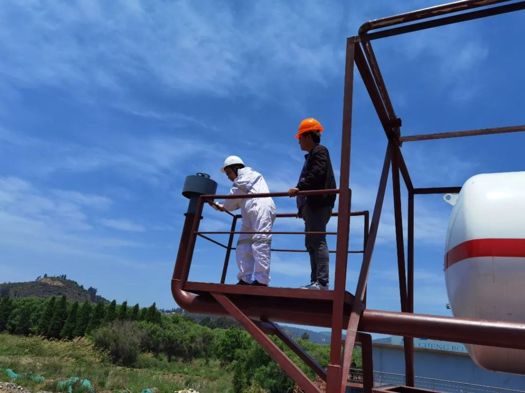 云南省首艘LNG＋电池动力新能源蓝藻打捞船完工
