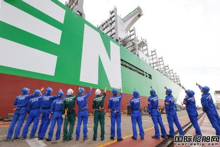  沪东中华建造世界最大中国首艘2.4万箱超大型船试航凯旋,