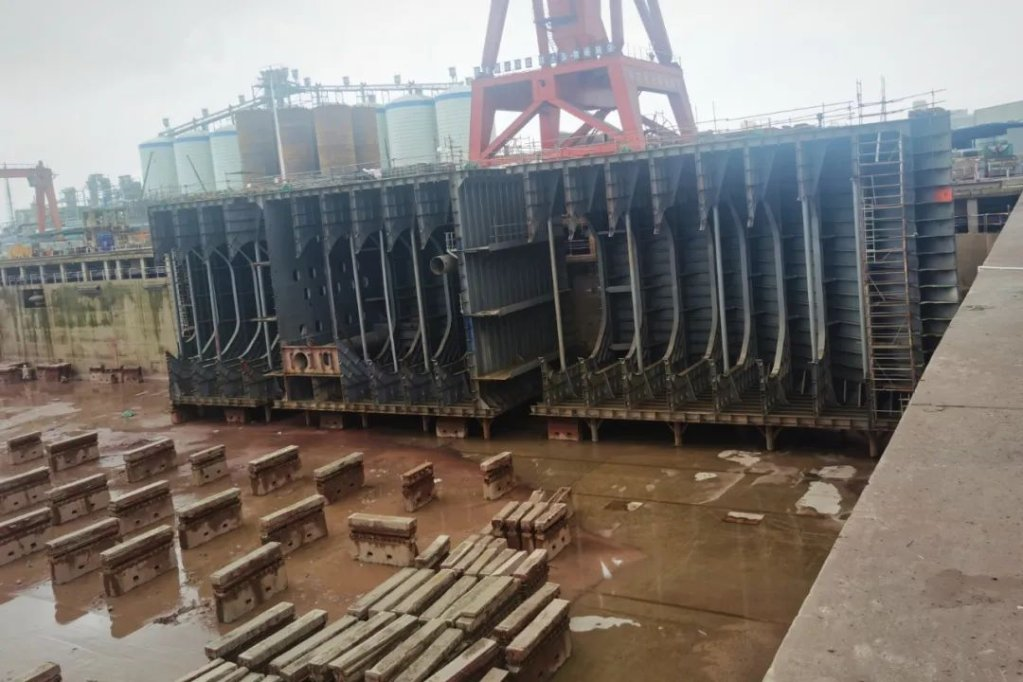 文冲修造完成亚洲最大海工驳船顺利出坞