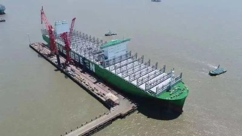 沪东中华建造的中国首艘24000TEU超大型集装箱船试航凯旋