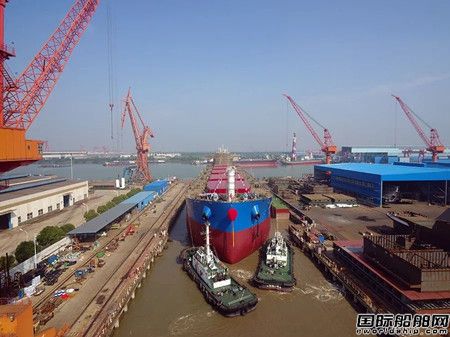  江苏海通一艘76000吨散货船顺利出坞,