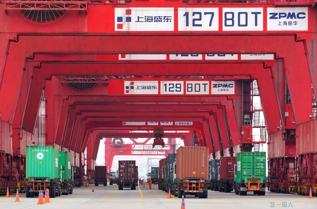世界最大系列集装箱船“长彩”轮首航上海港