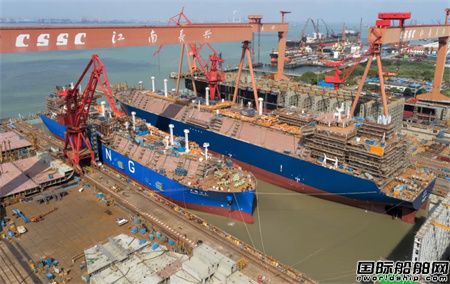  沪东中华两艘LNG船出坞一艘24000箱船半船起浮,