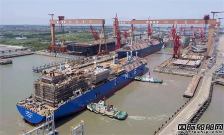  沪东中华两艘LNG船出坞一艘24000箱船半船起浮,