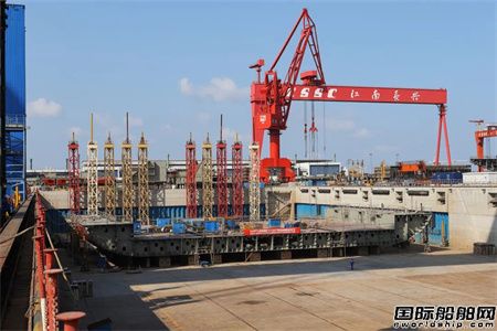  沪东中华2艘24000TEU超大型集装箱船同日入坞,