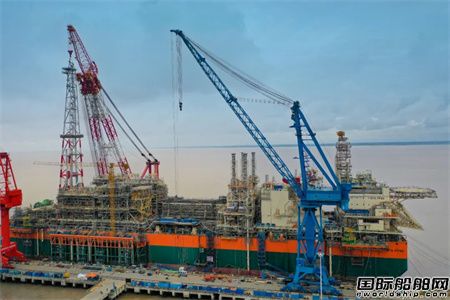  启东中远海运海工TORTUE FPSO完成火炬塔吊装工程节点,