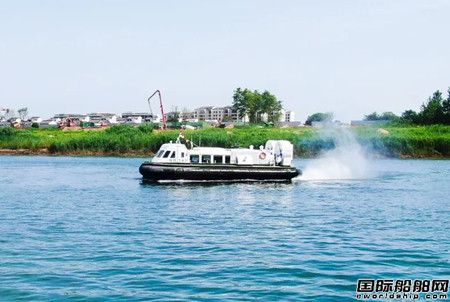 长江流域首艘全垫升气垫船 “海鹞147”号下水试航,