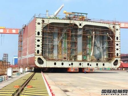 武船建造24000吨原油船2号船快速形成主船体