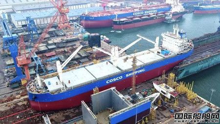 大连中远海运重工62000吨多用途纸浆船船台搭载效率提升