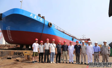 福宁重工为建造首艘内河集散两用船下水,
