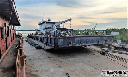  武汉航道船厂完成75米趸船起坡作业,