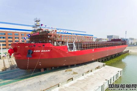  武船建造13300吨甲板运输船2号船顺利离厂,