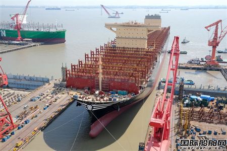  刷新世界最大箱船纪录！沪东中华建造超大型箱船出坞,