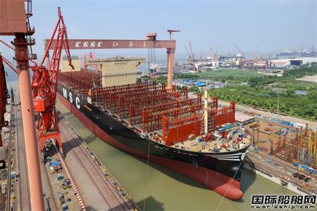 刷新世界最大箱船纪录！沪东中华建造超大型箱船出坞,