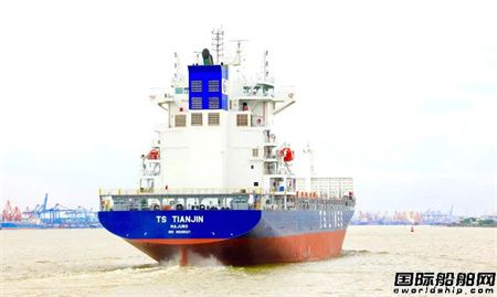 黄埔文冲为德翔海运建造1900TEU集装箱船3号船试航凯旋