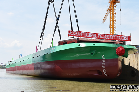  镇江船厂建造我国首艘120标箱纯电动内河集装箱船下水,