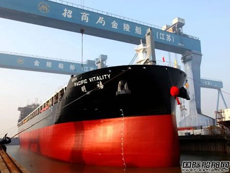  提前52天！南京金陵船厂交付香港明华第四艘62000吨多用途重吊船,