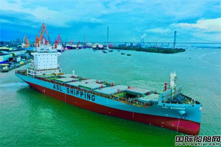 黄埔文冲为亚海航运建造1900TEU集装箱船出坞,