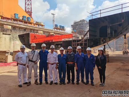 黄埔文冲为亚海航运建造第2艘1900TEU集装箱船进坞搭载