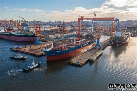 大船集团为北海船务建造15.5万吨穿梭油轮1号船下水,