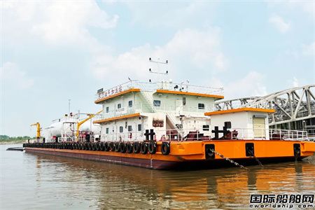 同方江新交付“赣浔交航005”号油气混合加注趸船,