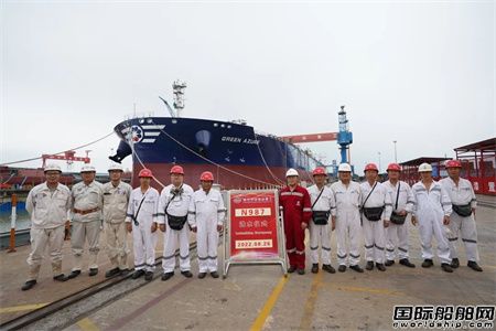  扬州中远海运重工一艘114000吨原油轮顺利出坞,