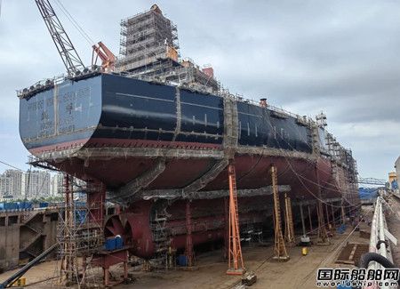 创新纪录！大船集团30万吨VLCC船艉半段出坞