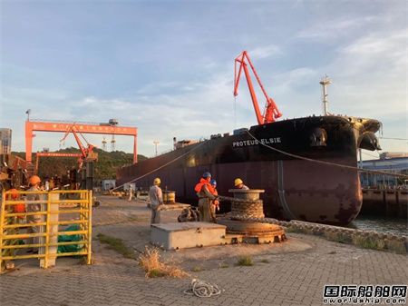 厦船重工两天完成两艘12万吨油船半船进出坞大节点,