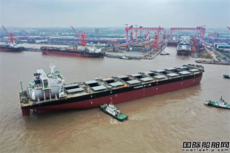 外高桥造船两艘19万吨首制双燃料散货船同日出坞