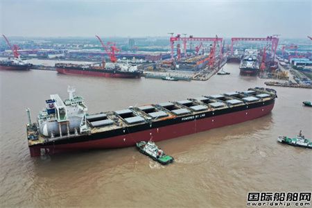外高桥造船两艘19万吨首制双燃料散货船同日出坞,