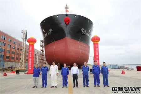 武船为招商南油建造24000吨原油船2号船下水