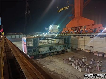 威海金陵Finnlines项目第二艘高端客滚船进坞搭载