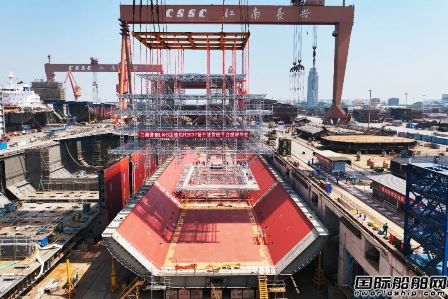  江南造船首制LNG船成功吊装首个液货舱平台模块,