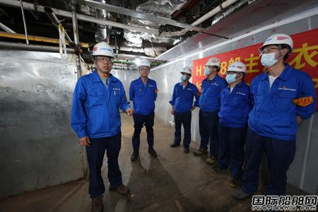 外高桥造船首制大型邮轮洗衣区域内装天花板安装正式开工,