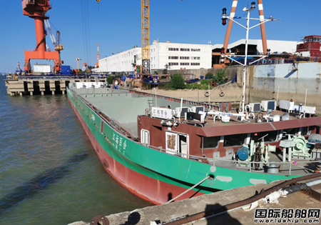  镇江船厂建造国内首艘120TEU纯电动内河集装箱船试航成功,