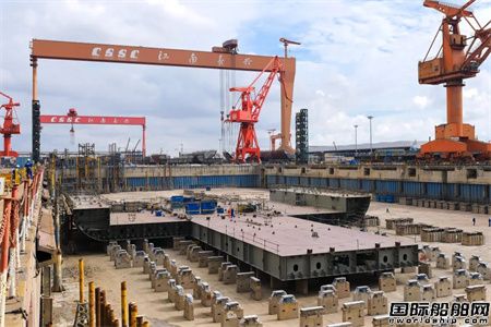 沪东中华两艘船在长兴造船2号坞同日进坞