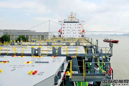  扬子江船业交付致远航运首艘1800TEU集装箱船,