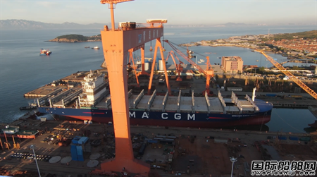  青岛造船厂首制5900TEU集装箱船顺利出坞,