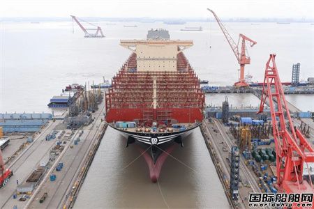  沪东中华为地中海航运建造第2艘24100TEU集装箱船出坞,