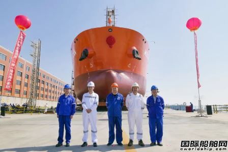 一船下水一船离厂！武船同日实现两大节点
