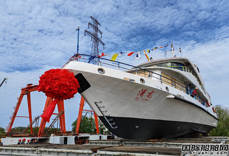  湘船重工为上海国网建造首艘电动护缆船顺利下水,